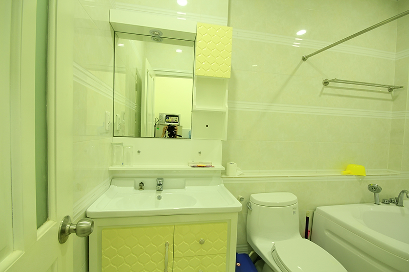 1509-0903 Clean bathroom with bathtub is located in serviced apartment on Thinh Van Lung street