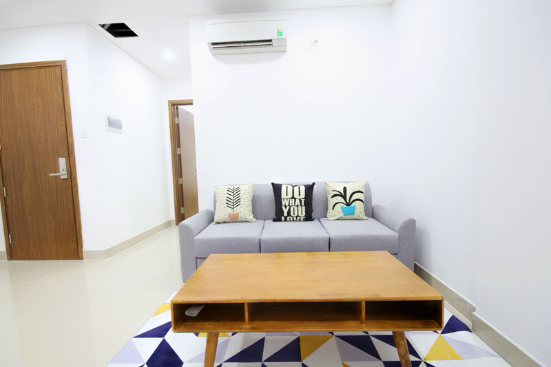 0114-0304-Young color tone sofa at the entrance of the serviced apartment district 2