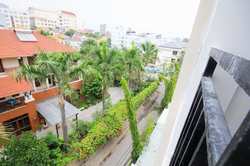 0123-0304 Smiley 11 serviced apartment with large balcony view of high class houses in District 2 and Ho Chi Minh City